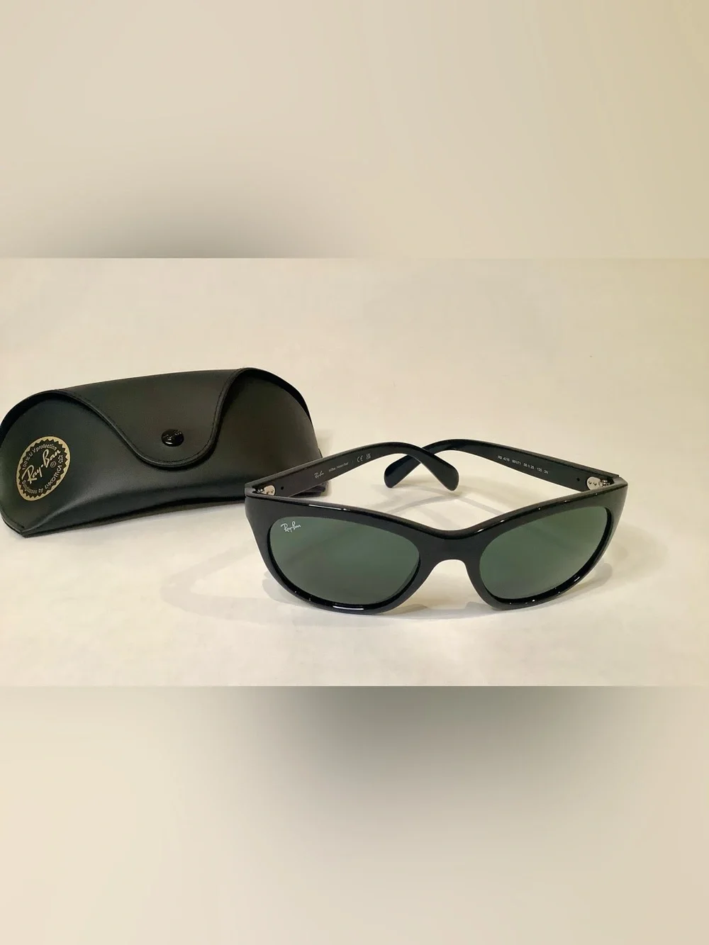 Ray-Ban Men’s Black Frame Sunglasses with Green Lenses